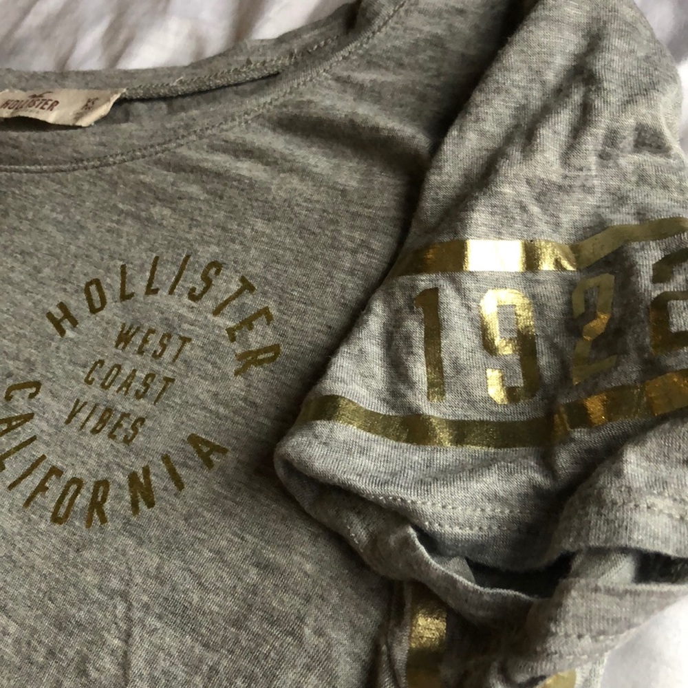 Hollister Gray T-shirt !
